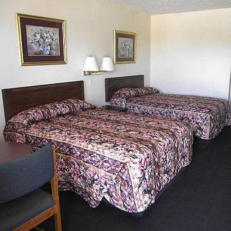 Glen Rose Inn & Suites Стая снимка