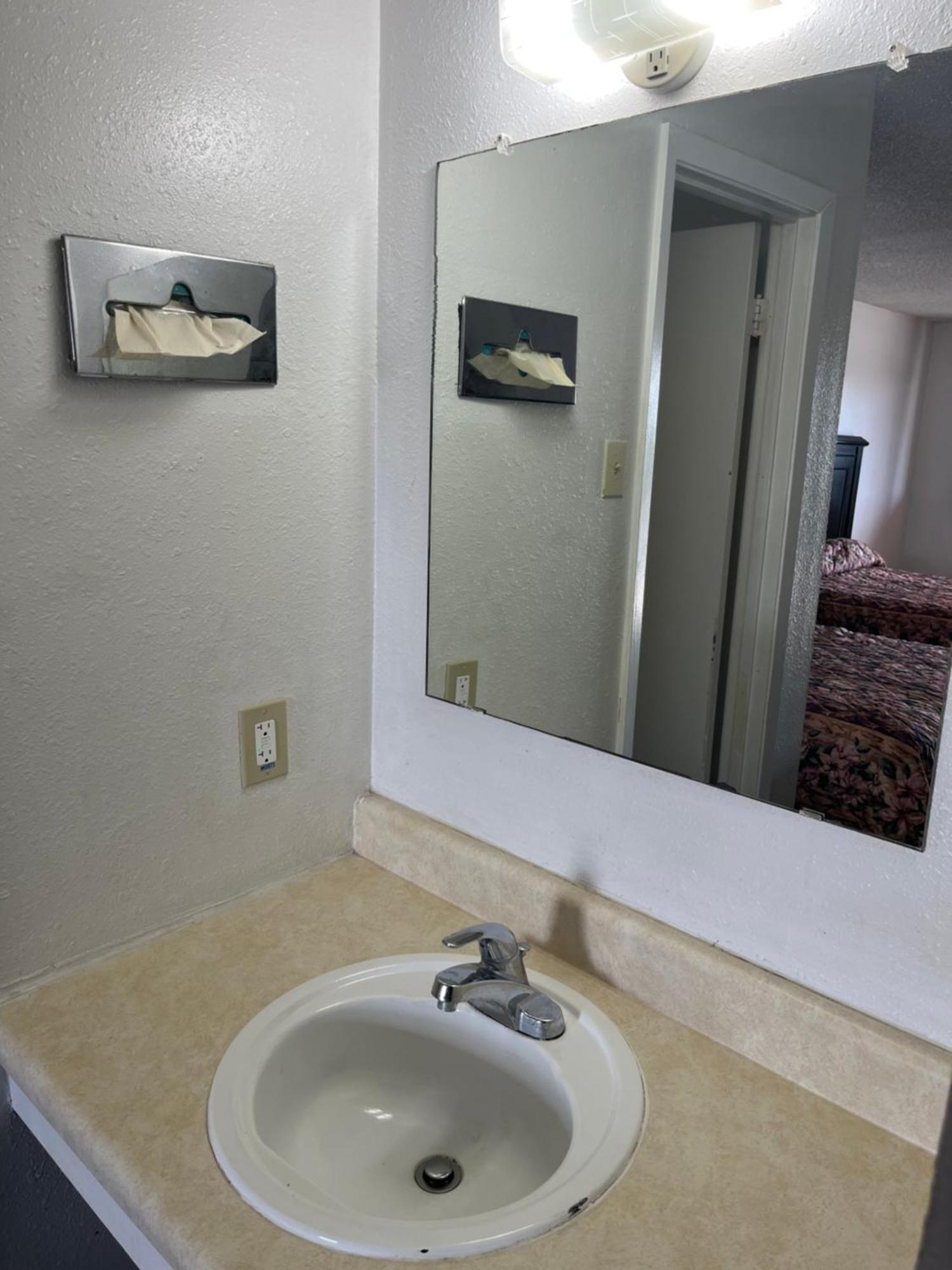 Glen Rose Inn & Suites Стая снимка
