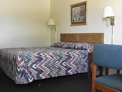 Glen Rose Inn & Suites Стая снимка